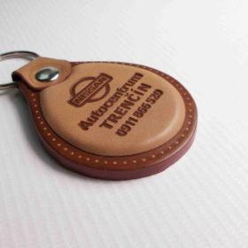 Breloki skrzane i gumowe z logo - referencje - Nissan