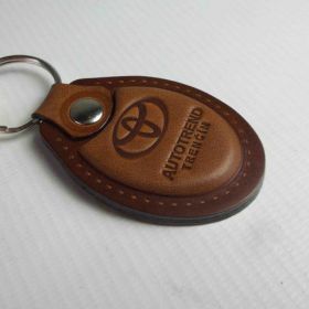 Breloki skrzane i gumowe z logo - referencje - Toyota