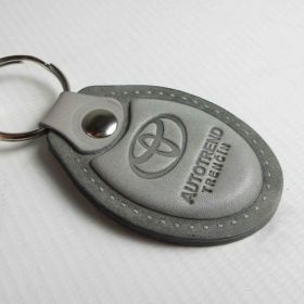 Breloki skrzane i gumowe z logo - referencje - Toyota