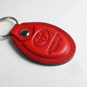 Breloki skrzane i gumowe z logo - referencje - Toyota