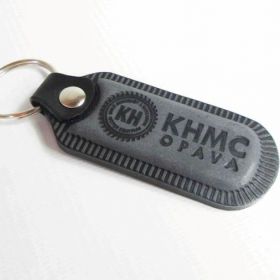 Breloki skrzane i gumowe z logo - referencje - KHMC Opava
