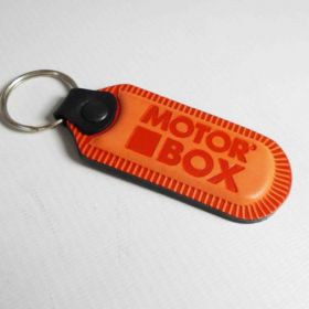 Breloki skrzane i gumowe z logo - referencje - Motor Box