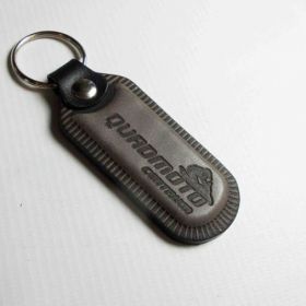 Breloki skrzane i gumowe z logo - referencje - Quadmoto