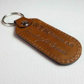Breloki skrzane i gumowe z logo - referencje - STK