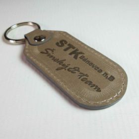 Breloki skrzane i gumowe z logo - referencje - STK